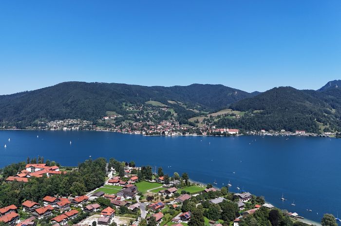 Landhaus Heike, Ferienwohnung Tegernsee in Bad Wiessee, Urlaub am Tegernsee, Ferienwohnungen Bad Wiessee, Ferienwohnungen am Tegernsee, Ferienwohnungen Tegernsee, Seeblick, Idealer Ausgangspunkt für Unternehmungen, ruhige, sonnige Lage am Waldesrand mit Blick auf den Tegernsee Landhaus Heike, Ferienwohnung Tegernsee in Bad Wiessee, Urlaub am Tegernsee, Ferienwohnungen Bad Wiessee, Ferienwohnungen am Tegernsee, Ferienwohnungen Tegernsee, Seeblick, Idealer Ausgangspunkt für Unternehmungen, ruhige, sonnige Lage am Waldesrand mit Blick auf den Tegernsee